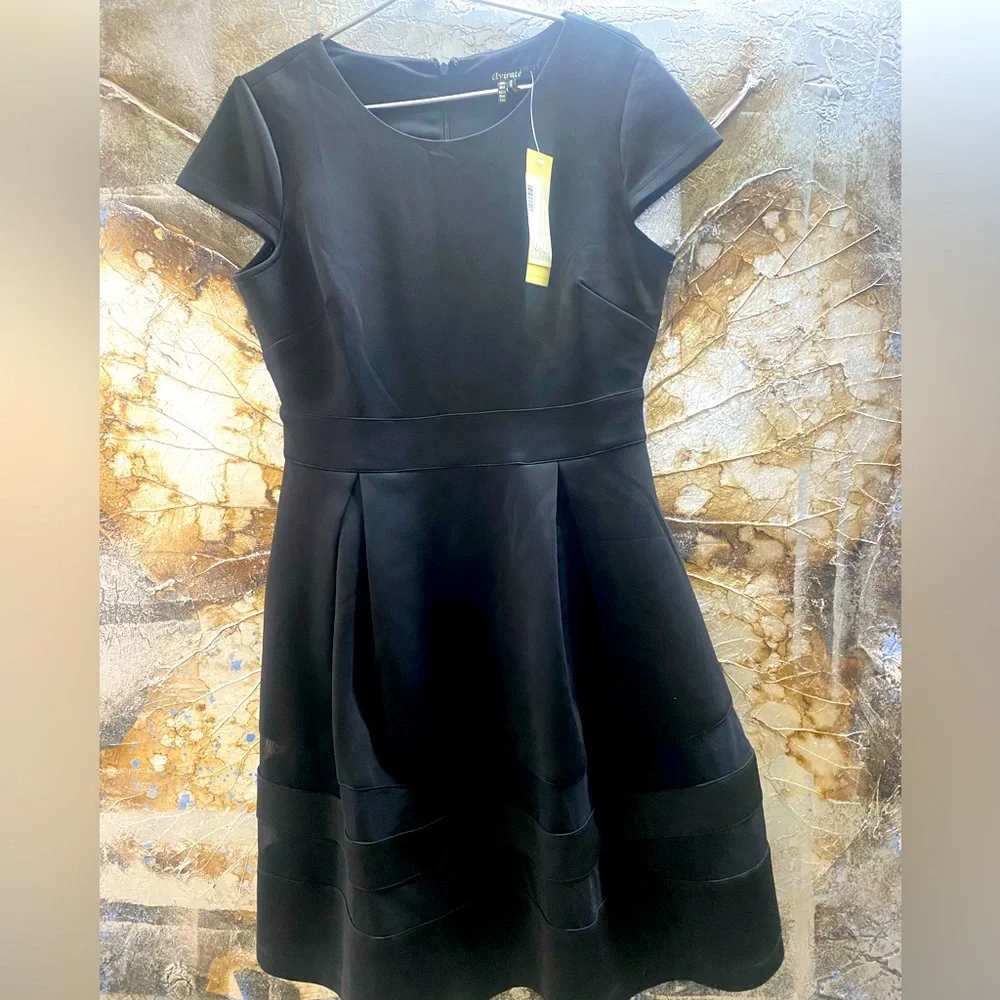 ❌SOLD❌FORMAL BLACK DRESS WITH LACE INSERT DETAILING AT THE BOTTOM! - Picture 2 of 7